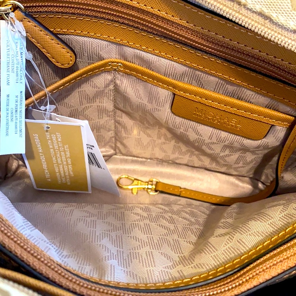 PRE LOVED Michael Kors Jet Set Snap Pocket Tote handbag.Color: Beige/Cam/DKTan. - Picture 12 of 13